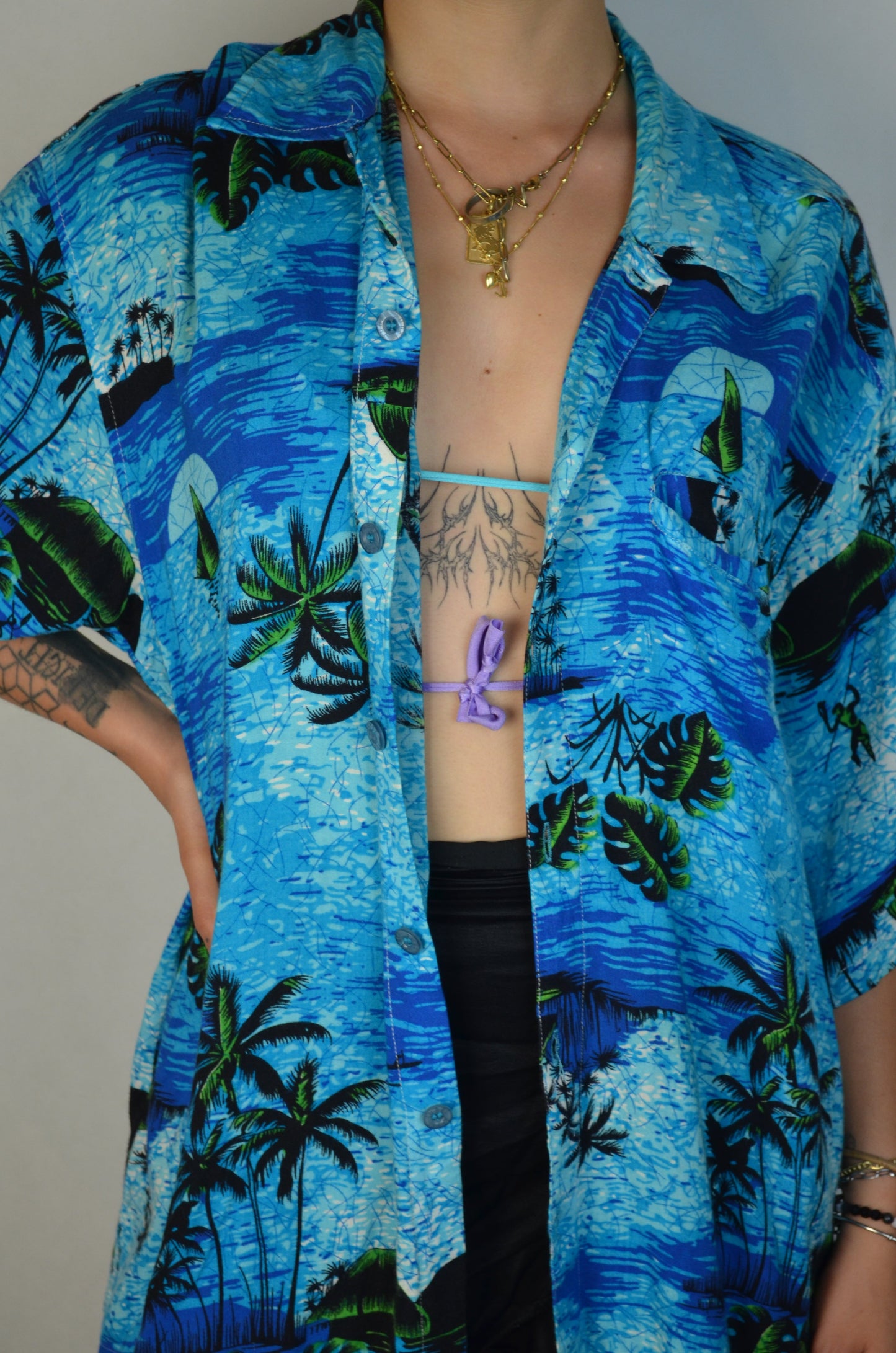 camicia hawaiana con disegni palme